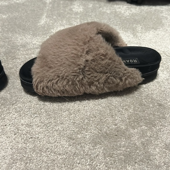 Roam fuzzy slippers. Women’s size 9 - Picture 2 of 3